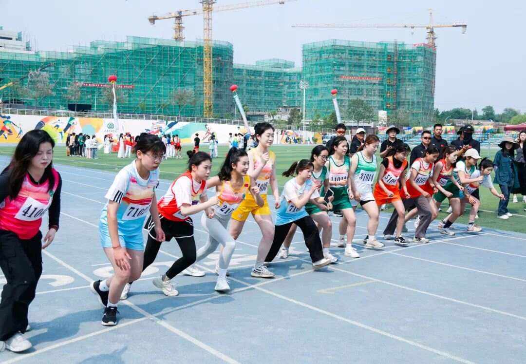 关于赛场上瞬间激情迸发,选手奋力争先的信息