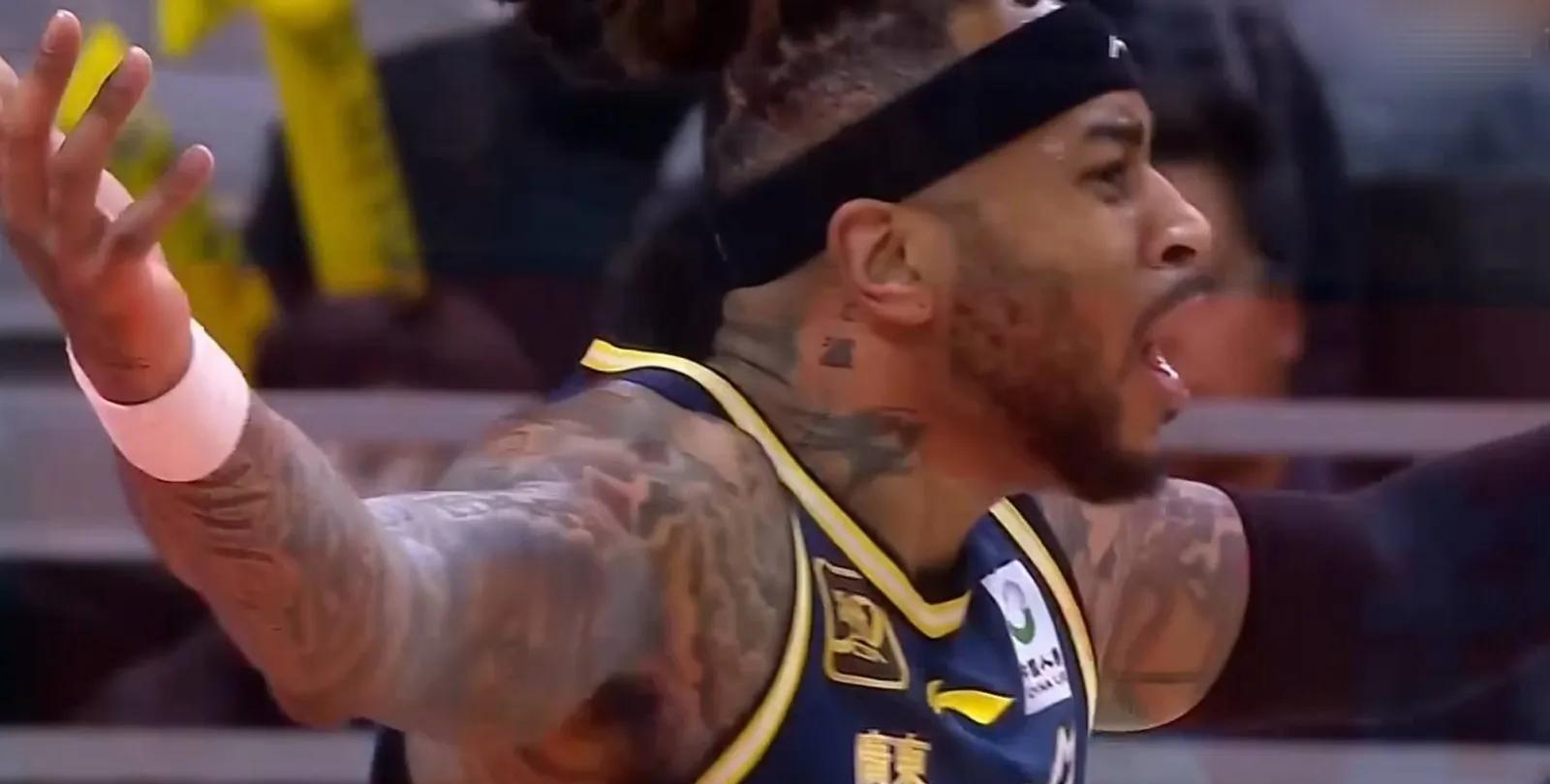 卡尔登将球队推至连胜第五场 卡尔登将球队推至连胜第五场