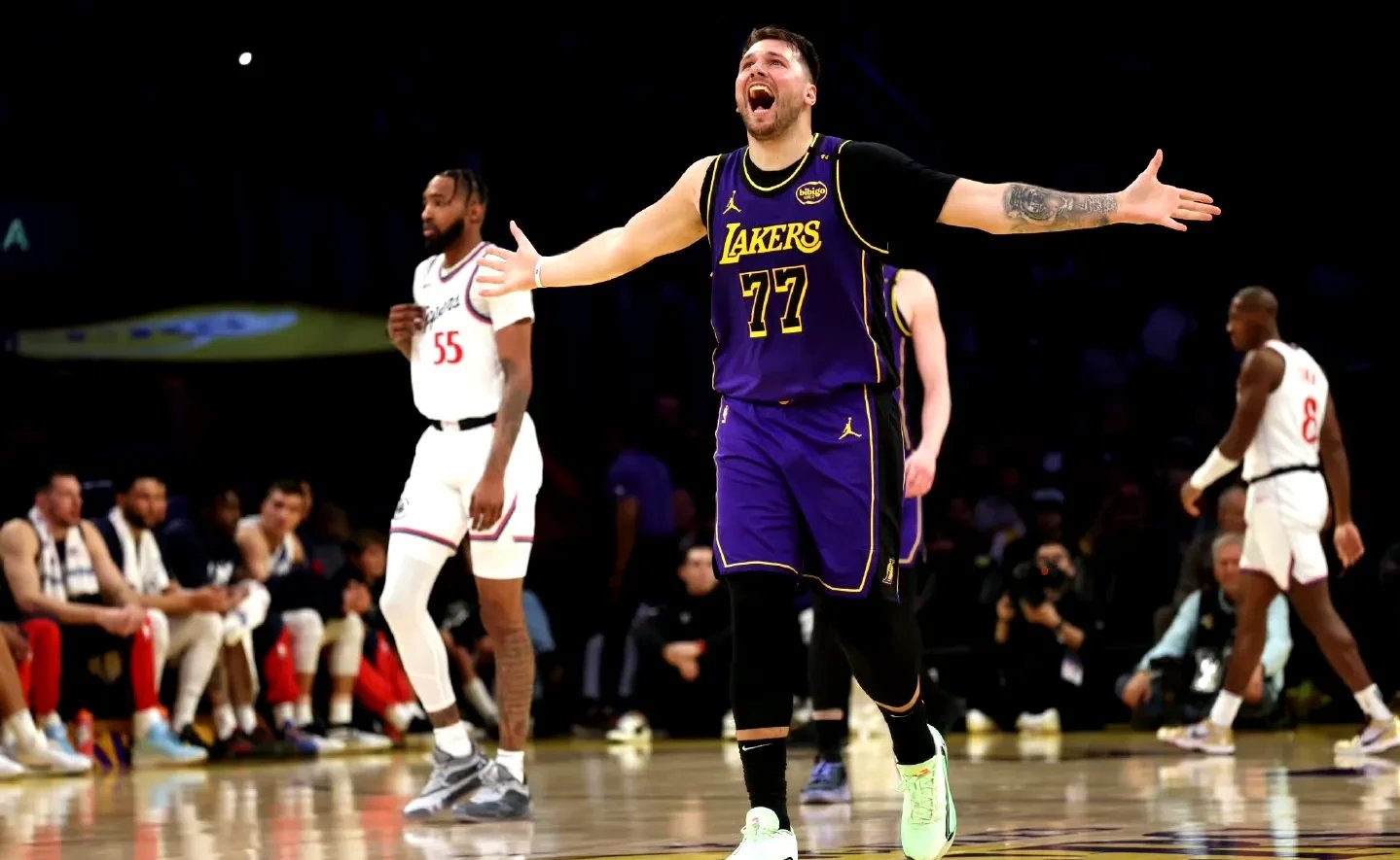 独行侠擒雄鹿,东契奇35+17轰出双双 独行侠擒雄鹿,东契奇35+17轰出双双