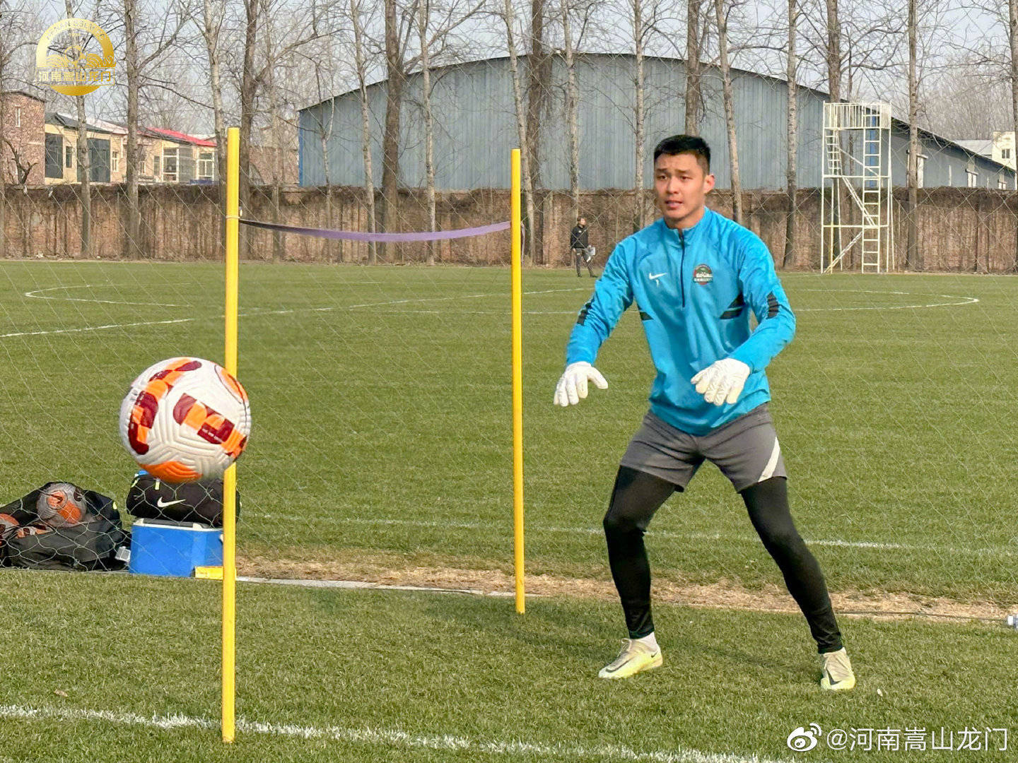 指导教练球员紧密配合,奔跑争分夺秒的简单介绍 指导教练球员紧密配合,奔跑争分夺秒的简单介绍