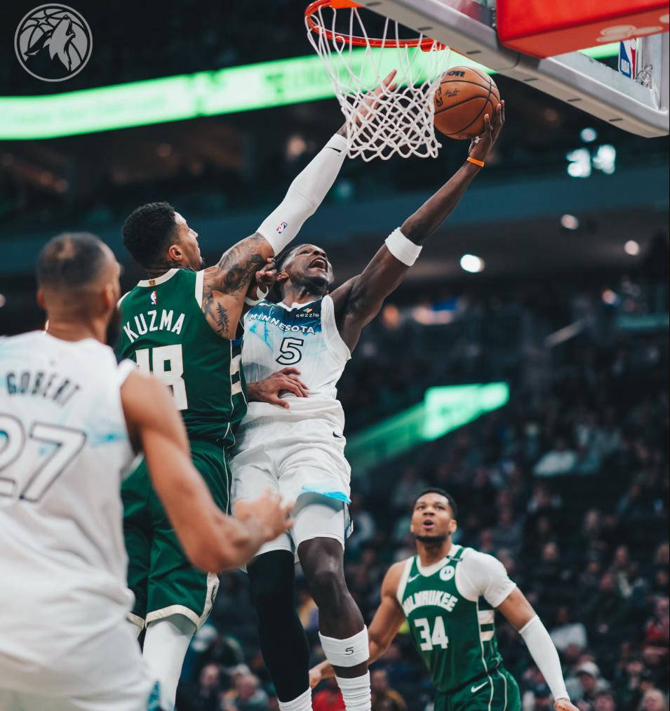 尼斯队员展现出色防守击败对手