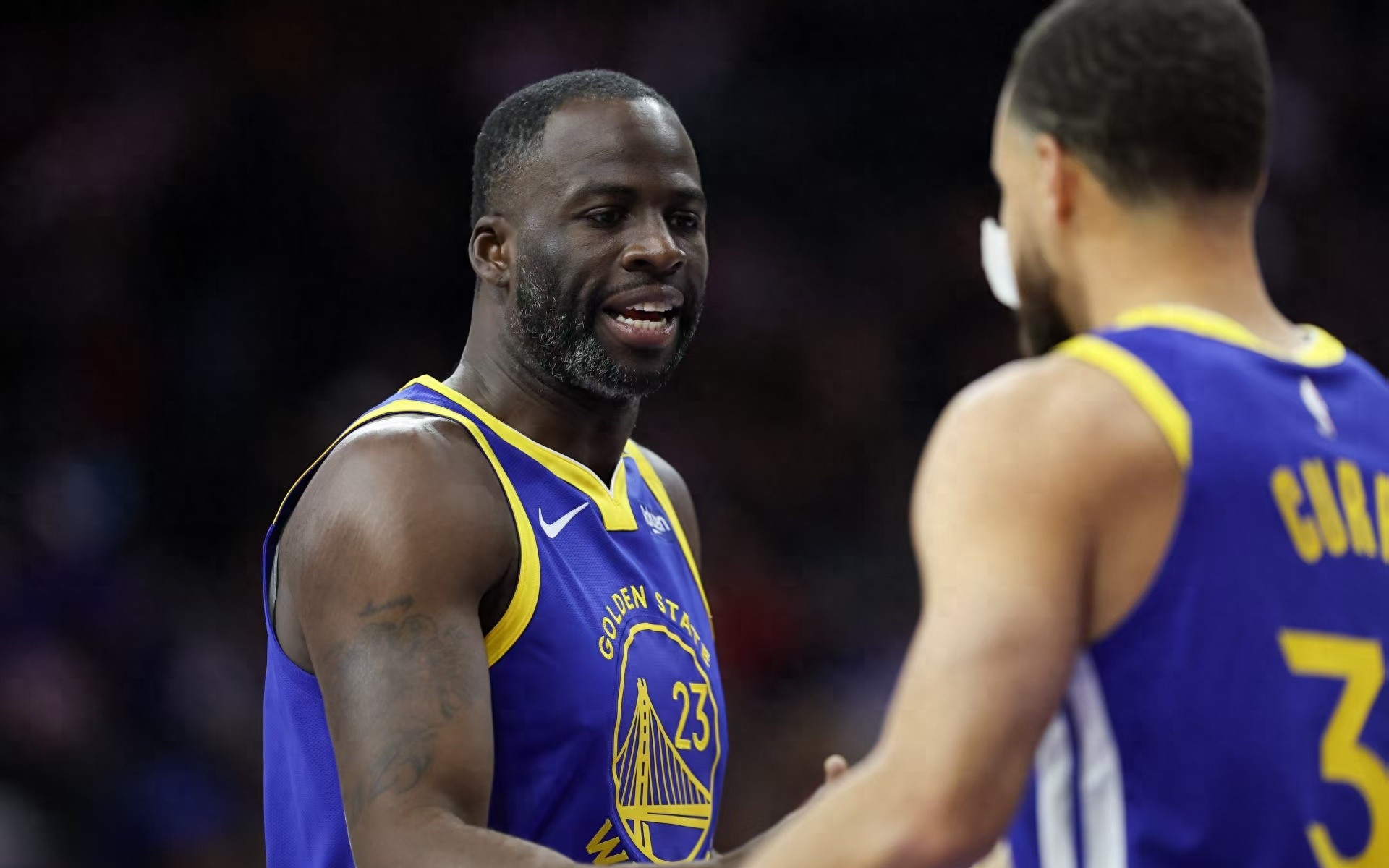 勇士客场击败猛龙,继续领跑西部 勇士客场击败猛龙,继续领跑西部