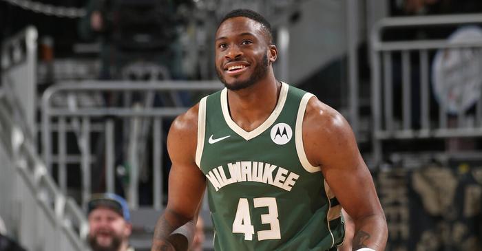 雄鹿主场大胜老鹰,安特托昆博砍25分 雄鹿主场大胜老鹰,安特托昆博砍25分