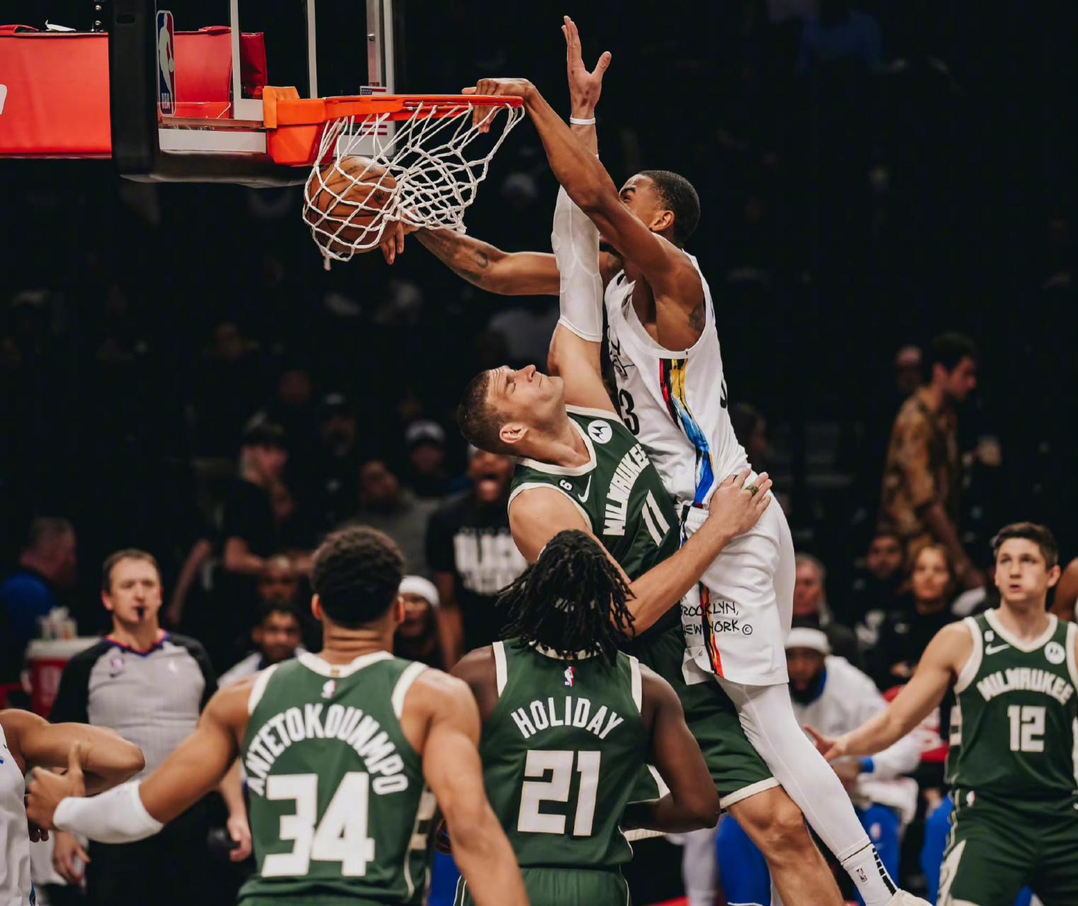 雄鹿主场击败篮网,字母哥贡献全面 雄鹿主场击败篮网,字母哥贡献全面