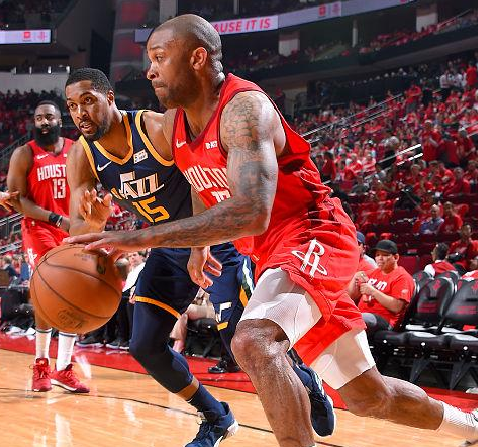 火箭外线火力全开，轻取对手压哨胜利