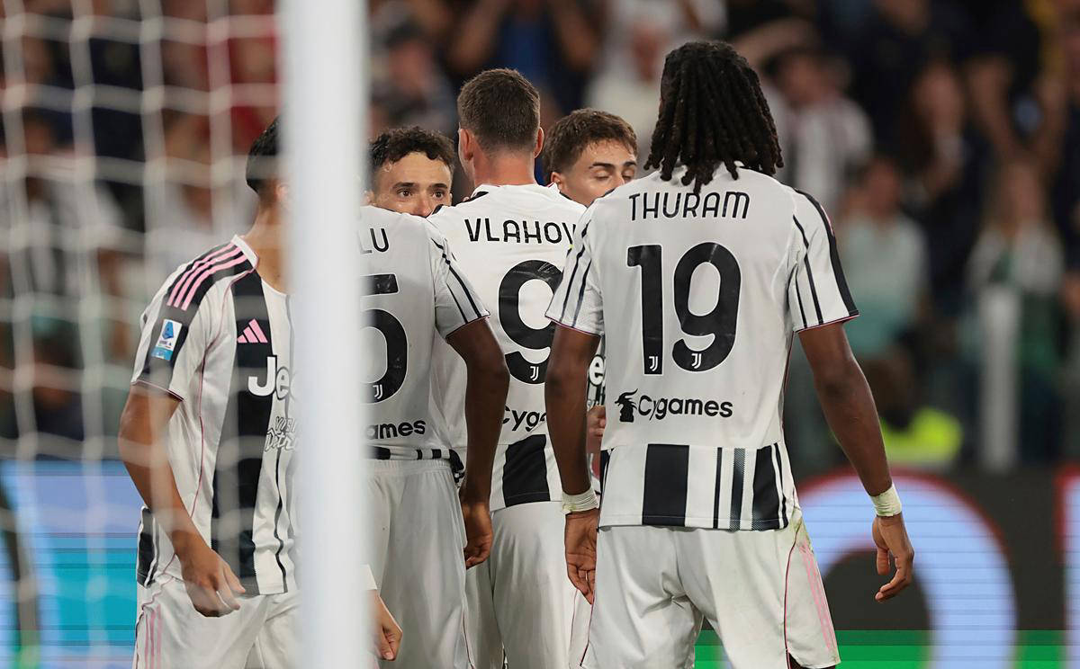 尤文图斯击败热那亚，卡尔默纳雷斯梅开二度