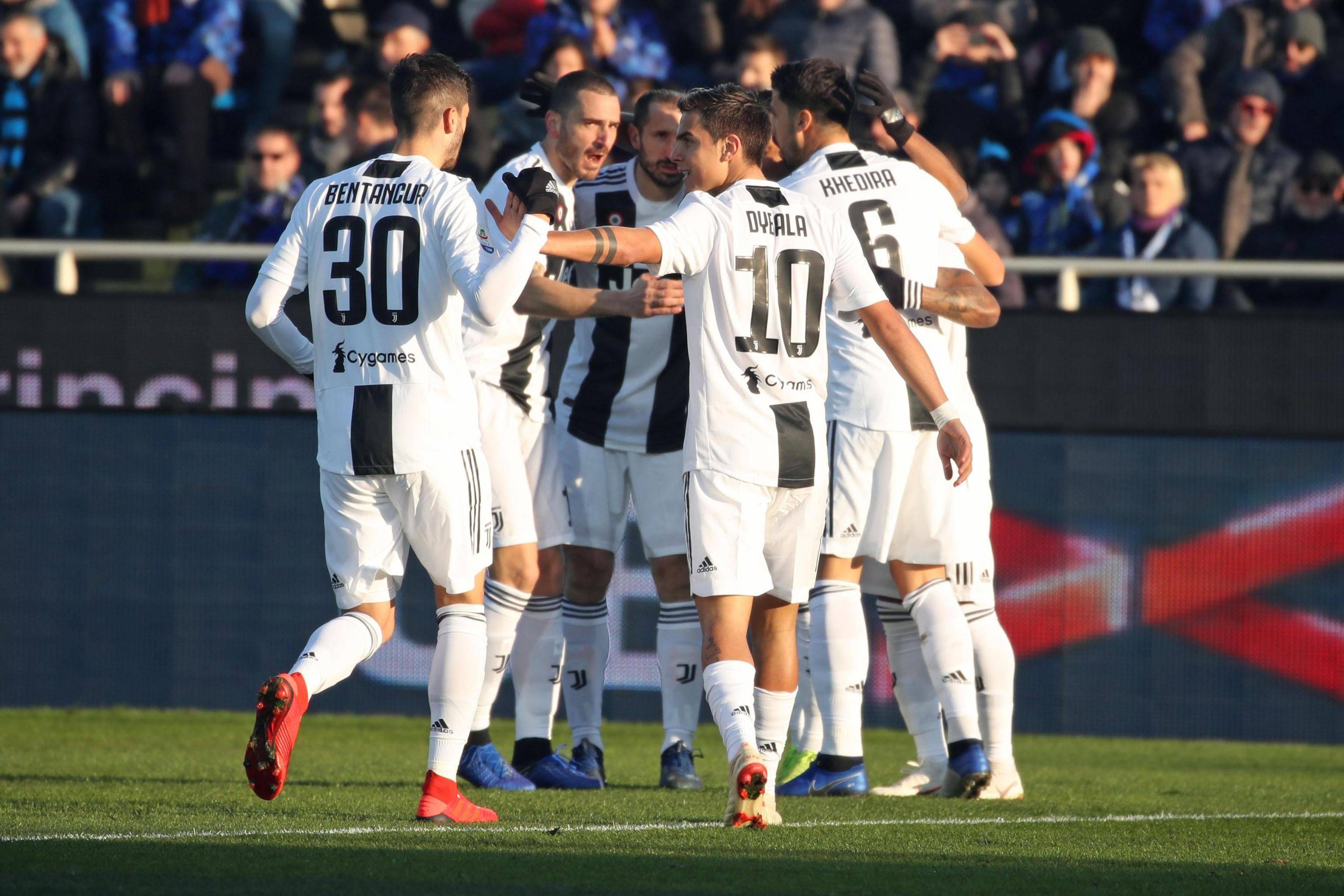 尤文图斯击败热那亚，卡尔默纳雷斯梅开二度