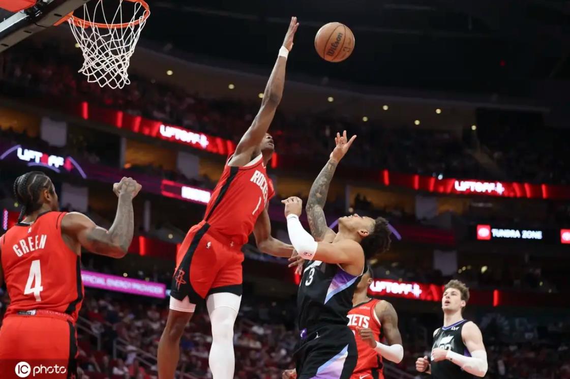 火箭战胜尼克斯,理查德斯全面发挥。 火箭战胜尼克斯,理查德斯全面发挥。