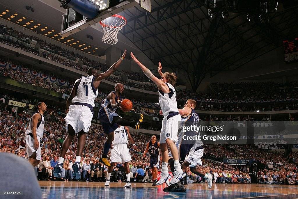 灰熊客场击败小牛,首轮战绩2比0领先 灰熊客场击败小牛,首轮战绩2比0领先