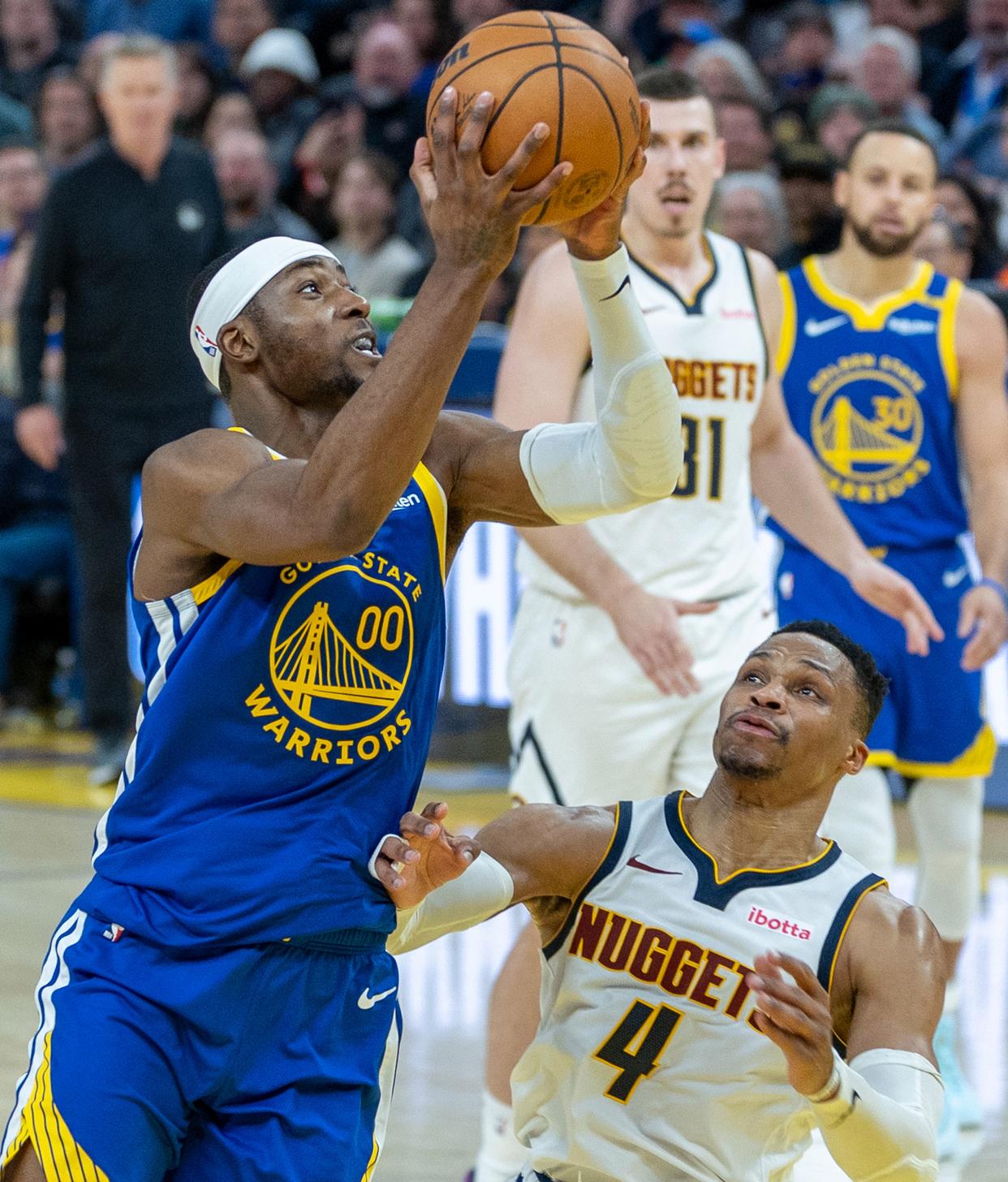 勇士击败掘金，继续领先